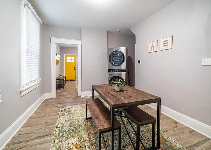 The Hungarian Village Spot - 2 Bedroom And Fenced Yard Columbus